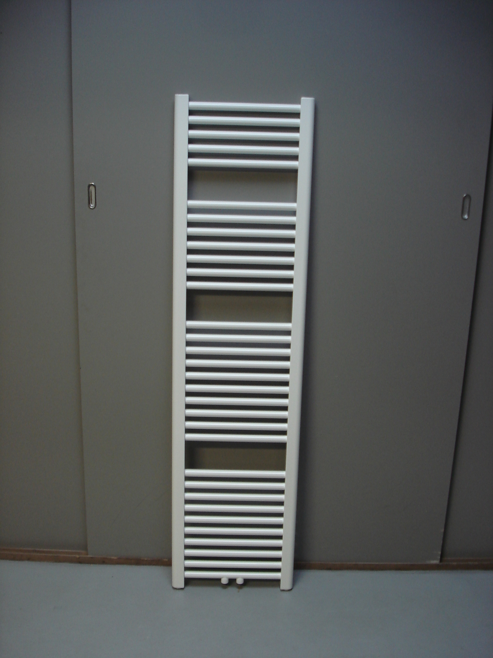 Badkamer radiator 40cm breed x 185cm hoog met 802 watt in het wit met midden- onderaansluiting - Radiatoren | Radiatoren voor een goede